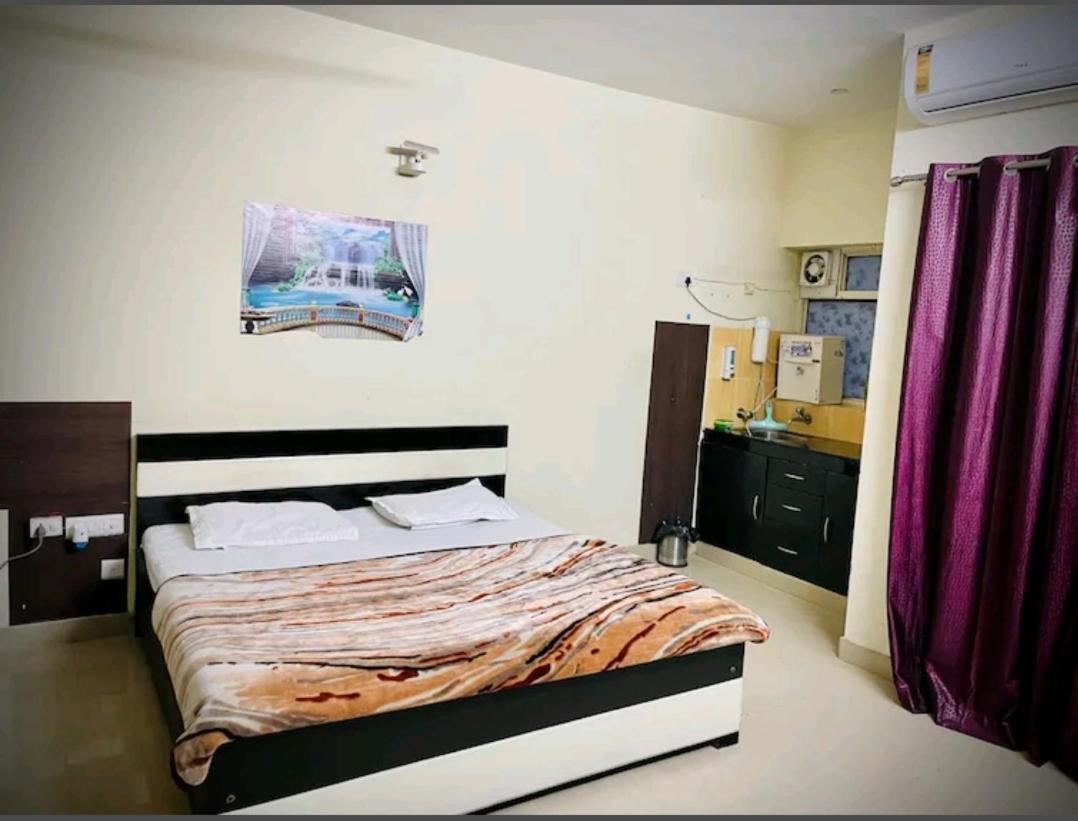 Ac Beautiful Luxury In Omaxe Jai Bankebihariji By Shishamare
