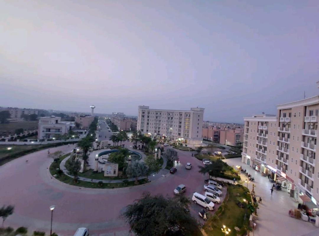 Ac Beautiful Luxury In Omaxe Jai Bankebihariji By Shishamare Apartment *